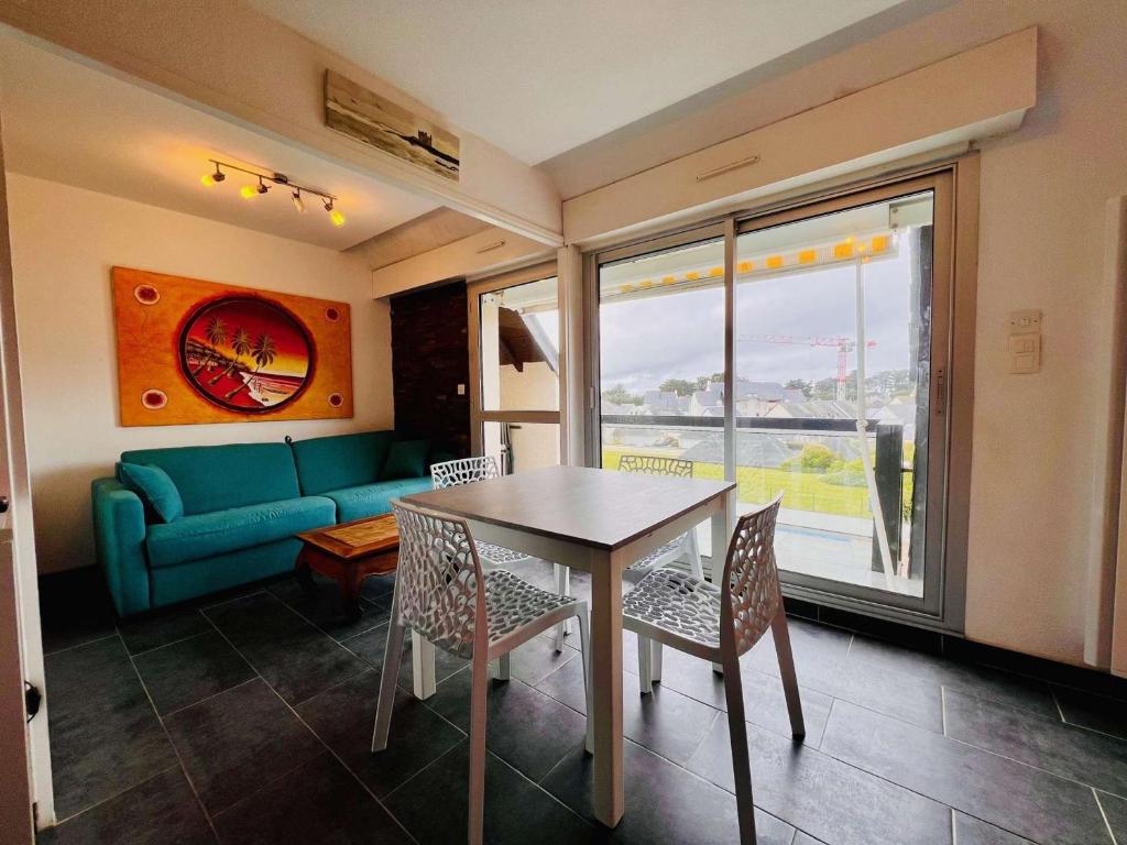 un salon avec une table et un canapé dans l'établissement Quiberon - Studio + Mezzanine 4 pers, Piscine, Parking - FR-1-478-284, à Quiberon