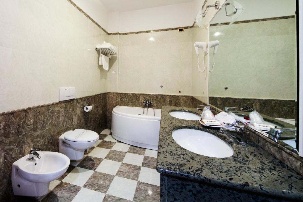 Koupelna v ubytování Vald Hotel
