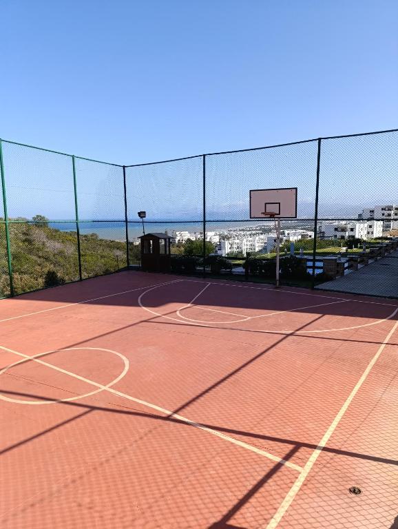 Tenis a/nebo squash v ubytování Appartement vue panoramique sur mer à BELLA VISTA nebo okolí