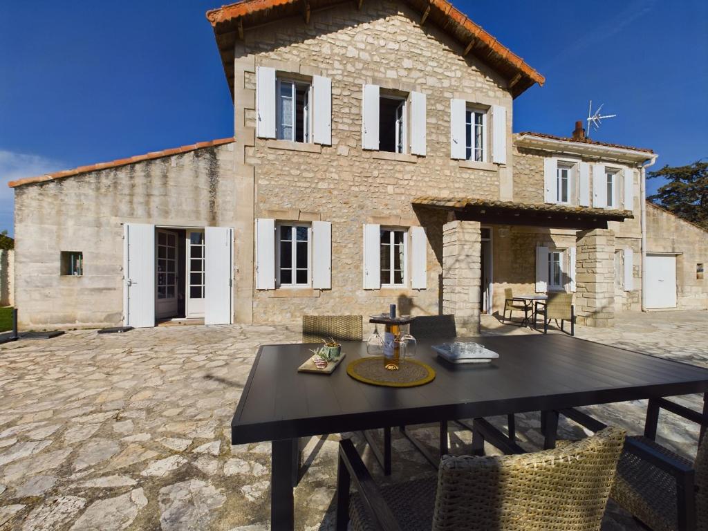 uma mesa preta em frente a uma casa em Maison Maussane-les-Alpilles, 5 pièces, 6 personnes - FR-1-599-101 em Maussane les Alpilles