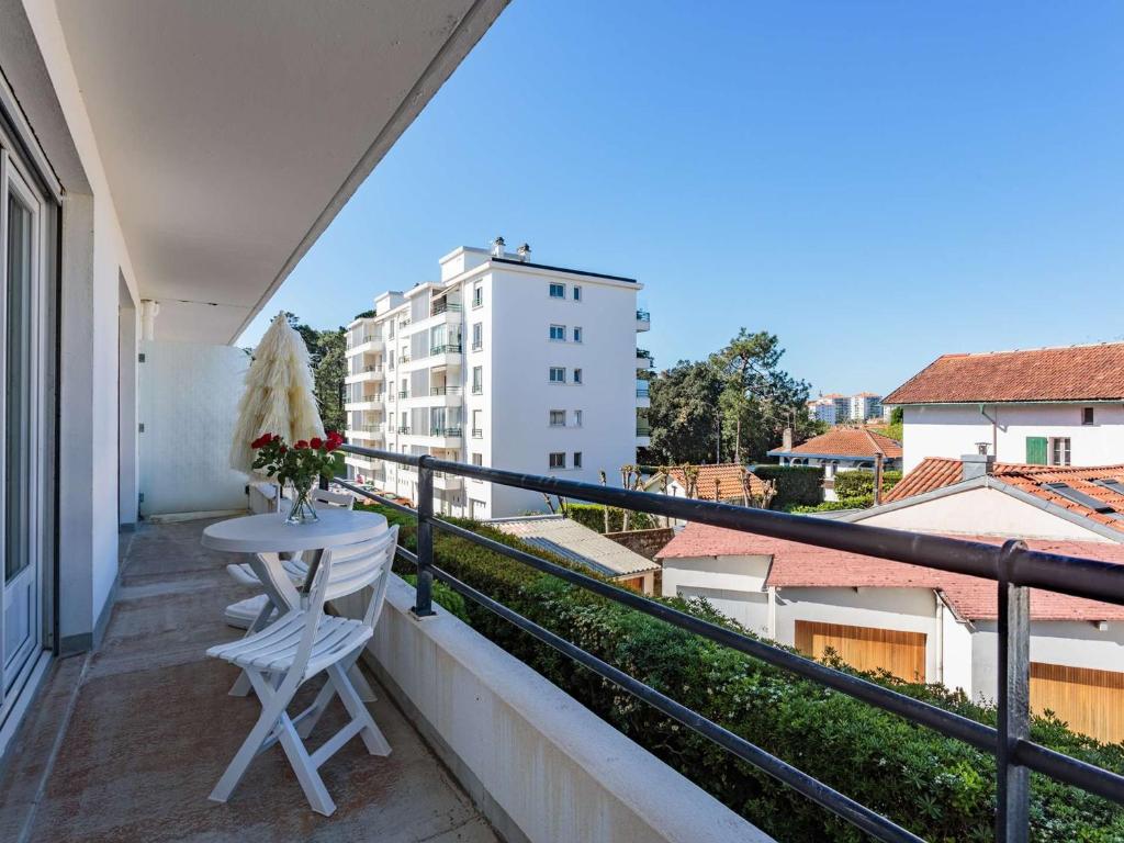 - un balcon avec une table et une vue dans l'établissement Appartement cosy à Biarritz, proche des commerces et plages, avec parking et balcon - FR-1-3-607, à Biarritz