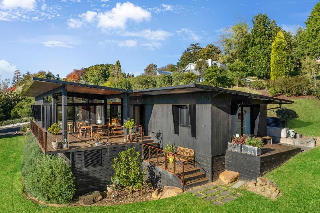 Casa pequeña con terraza y patio en Sanctuaire, Southern Highlands, en Mittagong
