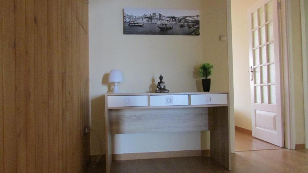 a room with a table with a plant on it at Apartamento Costa Cabral in Porto