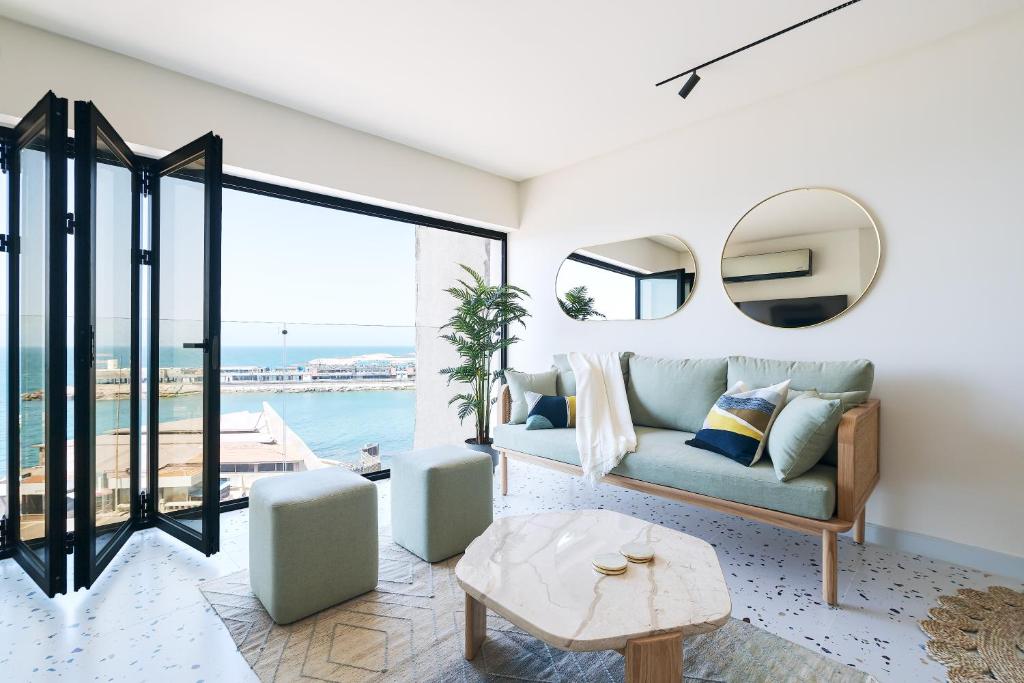 Posezení v ubytování Nabeel Homes - Designer Seaview Condo - 208