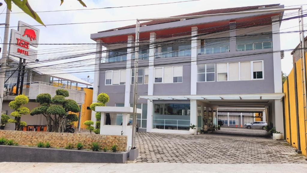 um edifício com um parque de estacionamento em frente em Hotel 168 Salatiga em Salatiga