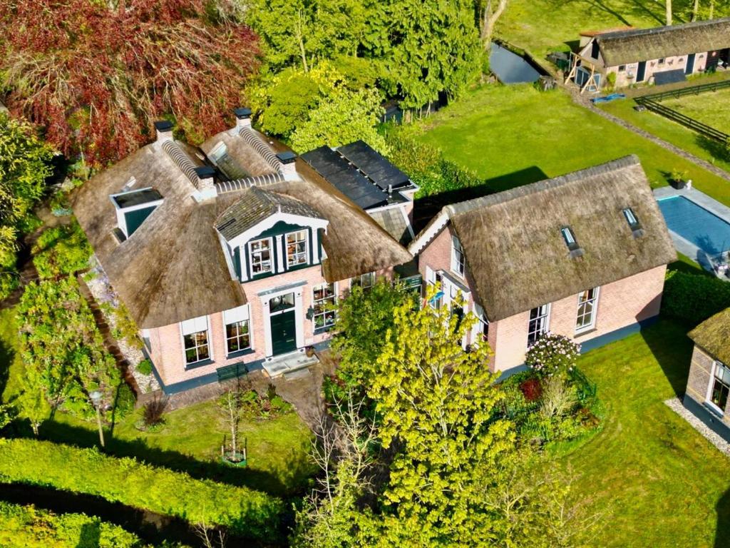 uma vista aérea de uma casa grande em De Consistorie em Giethoorn
