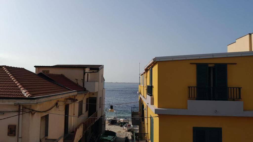 una vista del océano desde dos edificios en Stretto view, en Villa San Giovanni