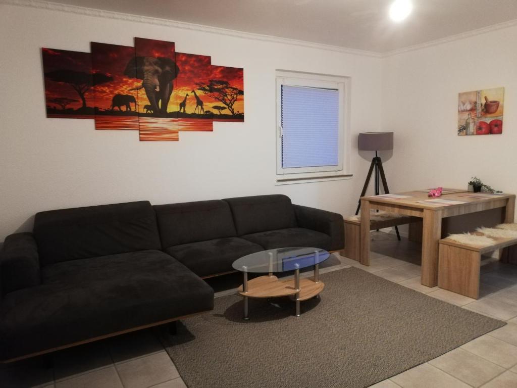 ein Wohnzimmer mit einem Sofa und einem Tisch in der Unterkunft Monteurwohnung / Apartment for Business Trip in Schwanewede