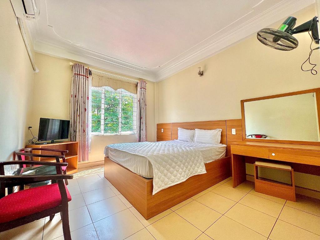 a hotel room with a bed and a mirror at Khách sạn Thanh Sơn Nội Bài in Hanoi
