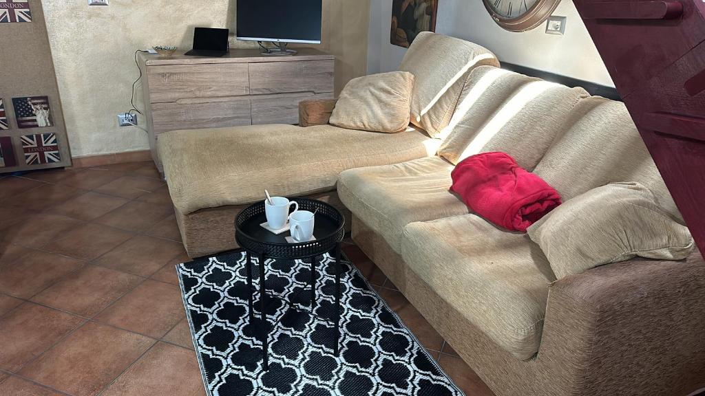 un soggiorno con divano e tavolo di SteMar B&B Casa Completa a Luras