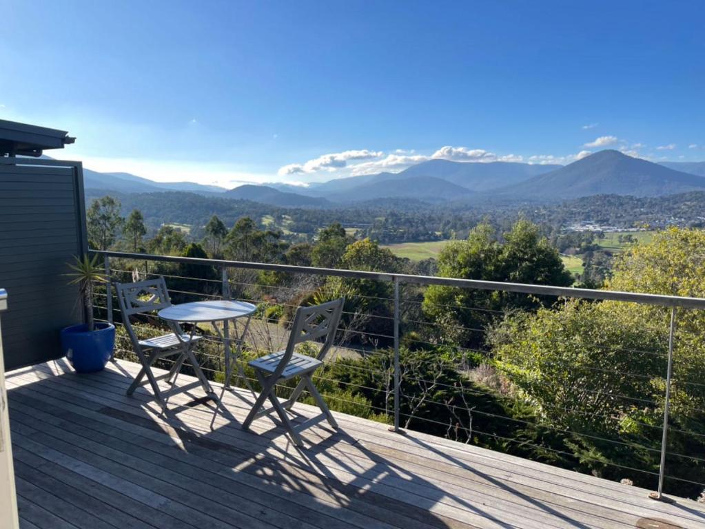 balkon ze stołem, krzesłami i górami w obiekcie Beauty of Healesville w mieście Healesville