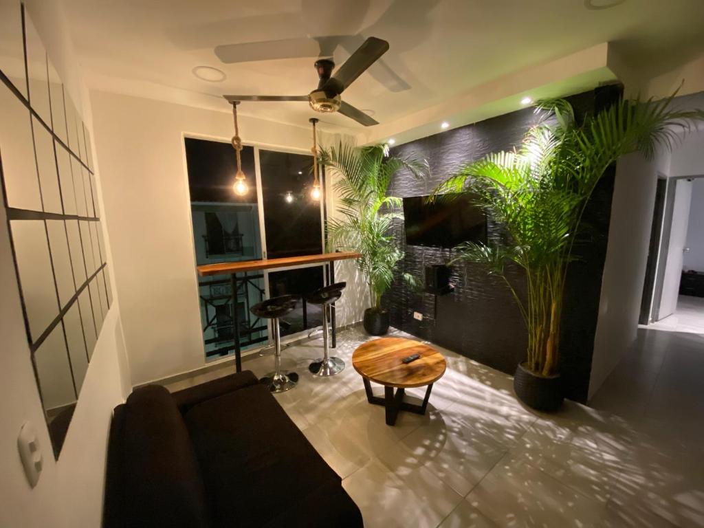 een woonkamer met een bank en een tafel bij Apartamento santa marta LE’More in Santa Marta