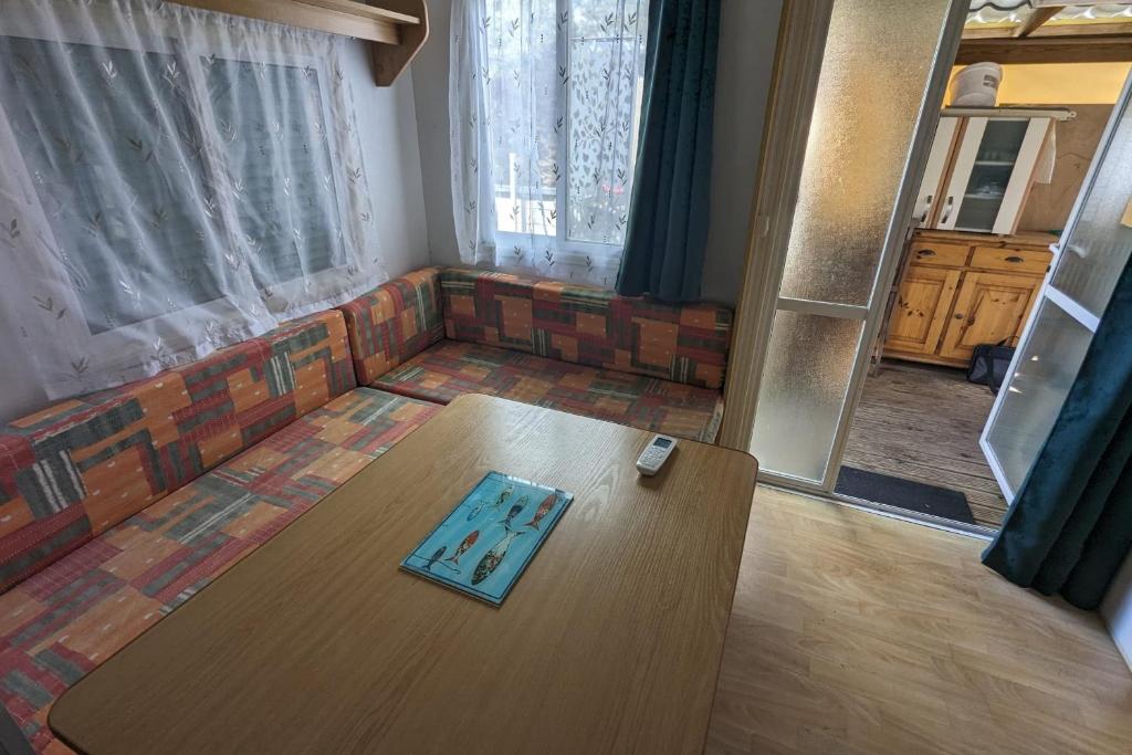 ein Wohnzimmer mit einem Tisch und einem Sofa in der Unterkunft Charming cottage in La Tranche-sur-Mer in La Tranche-sur-Mer