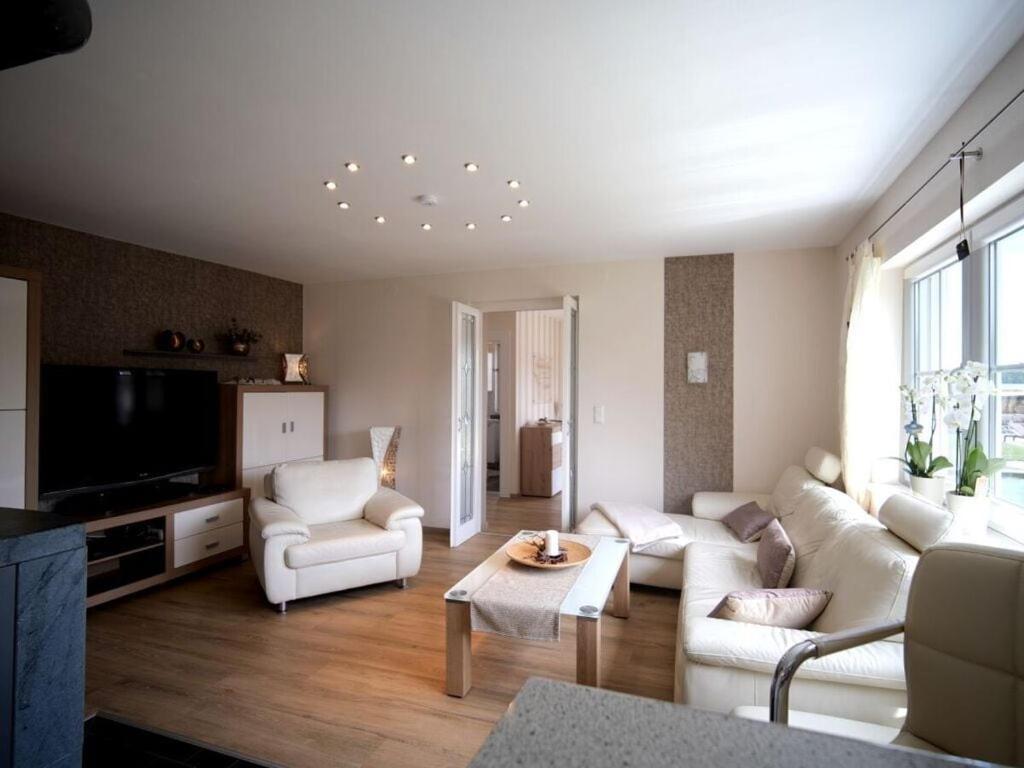 ein Wohnzimmer mit 2 weißen Sofas und einem TV in der Unterkunft Holiday home ALEA-VITA 