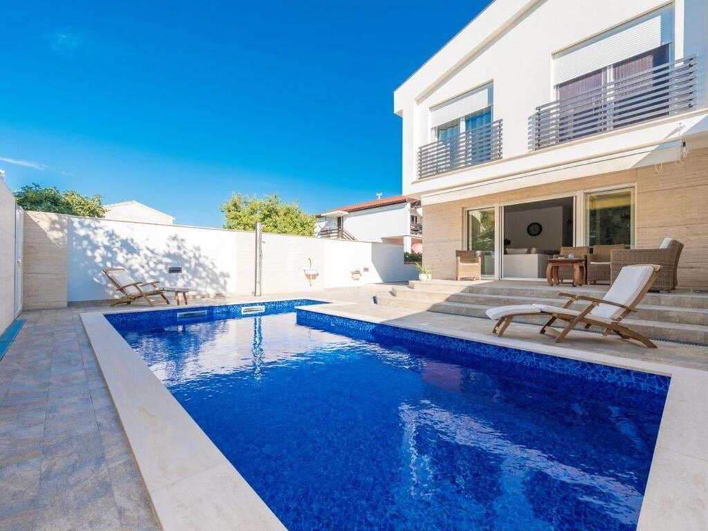 uma piscina em frente a uma casa em Ema with pool & sauna em Nin