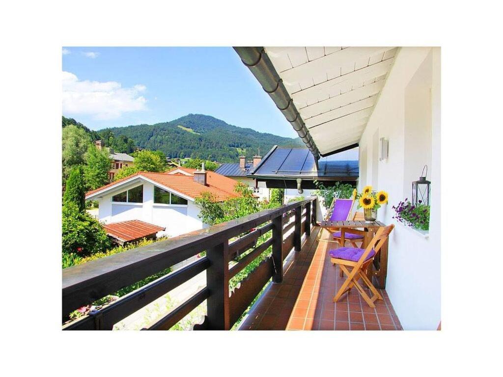 einen Balkon mit lila Stühlen und einem Tisch darauf in der Unterkunft Vakantieappartement in Berchtesgaden
