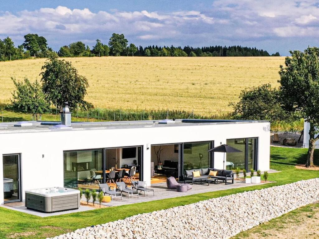 Casa blanca con vistas a un campo en FichtelTijd Wellness Sauna Whirlpool en Waldershof