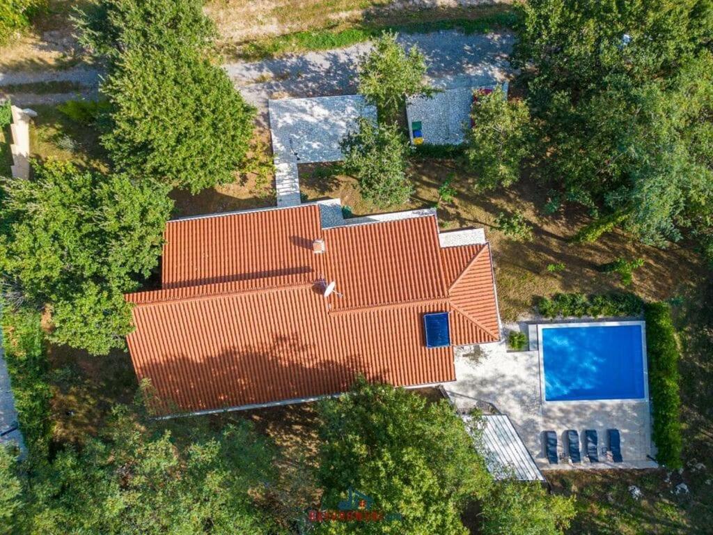 - une vue sur une maison et une piscine dans l'établissement InSa Comfortable holiday residence, à Benažići