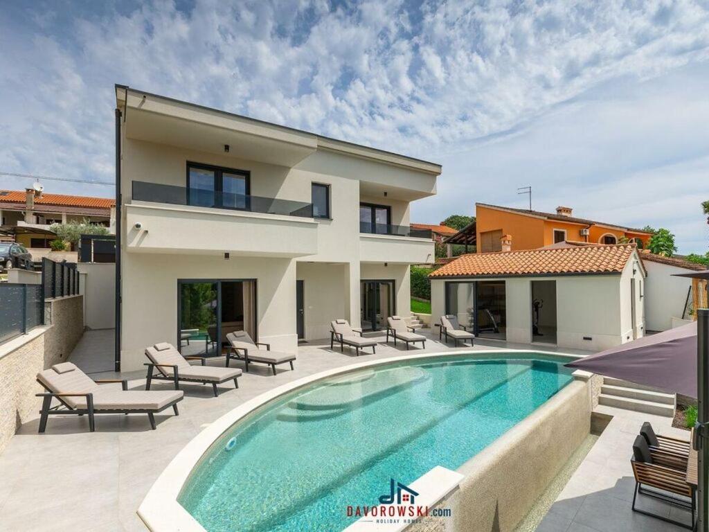 Villa con piscina y casa en Cascada Comfortable holiday residence, en Muntić