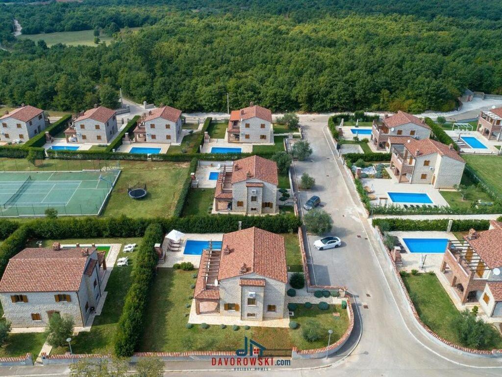 - une vue aérienne sur une maison avec un court de tennis dans l'établissement Zoe Comfortable holiday residence, à Svetvinčenat