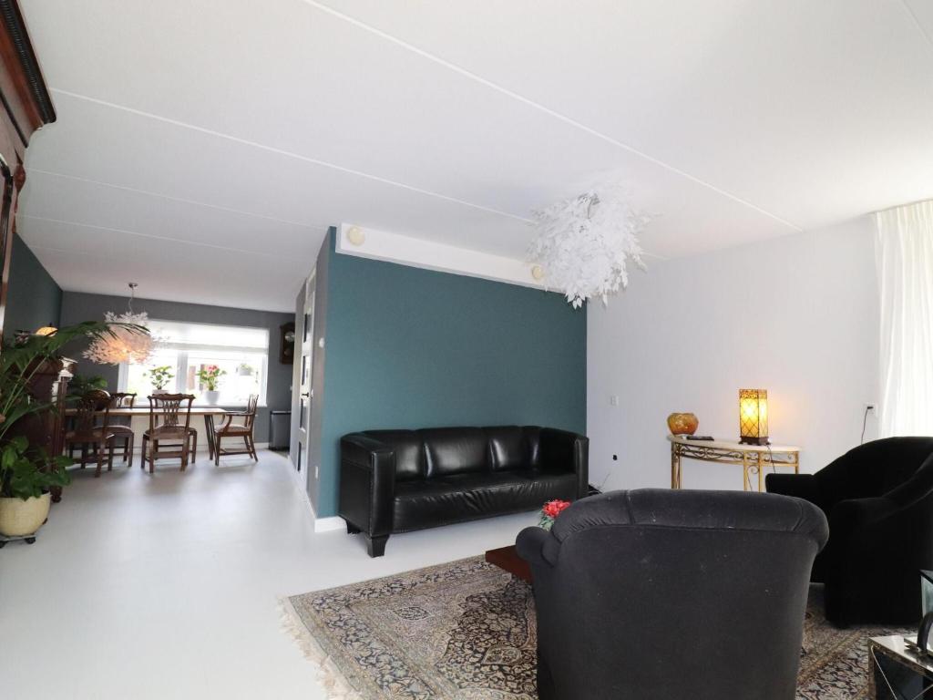 Khu vực ghế ngồi tại Holiday home with spacious enclosed garden