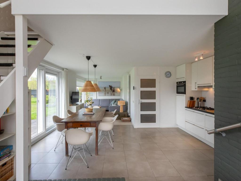 尼維萊特的住宿－Spacious holiday home with garden，厨房以及带桌椅的用餐室。