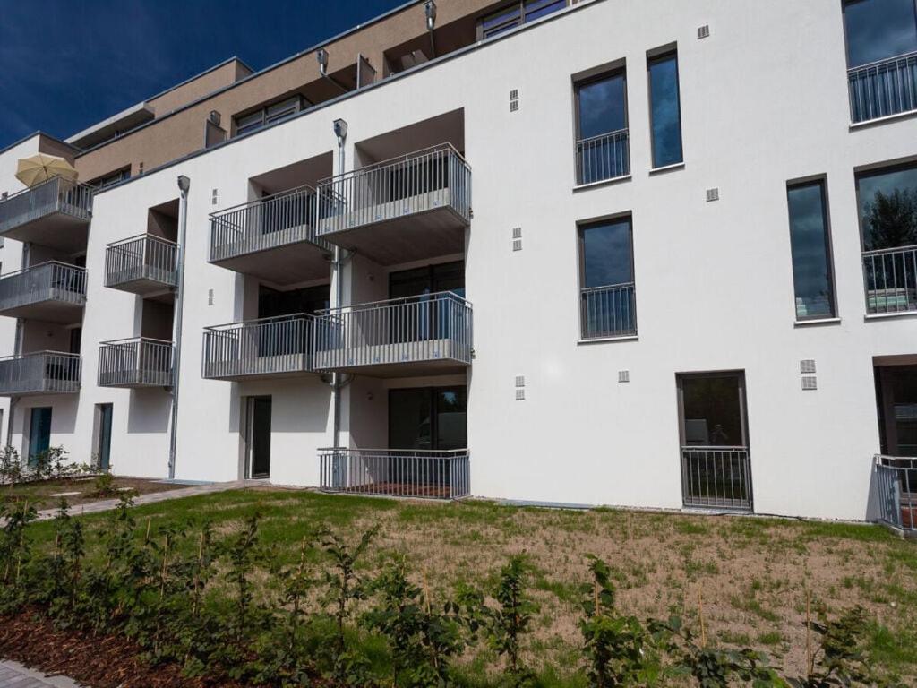 een appartementencomplex met balkons op een heuvel bij Dunes Resort Apartment 1 05 in Binz