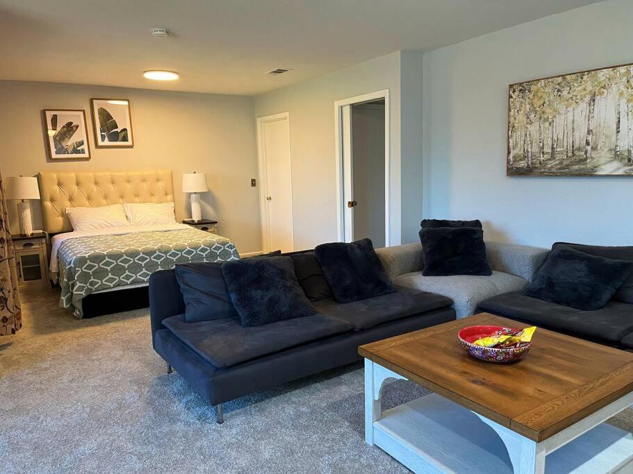 uma sala de estar com um sofá e uma cama em Spacious Suite with 3Beds Full Kitchen and On Site Parking Close to Downtown em Sacramento