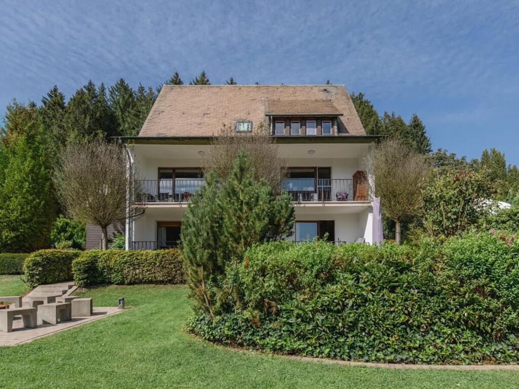 uma grande casa com um grande quintal com arbustos em Country House Mettenberg em Eslohe