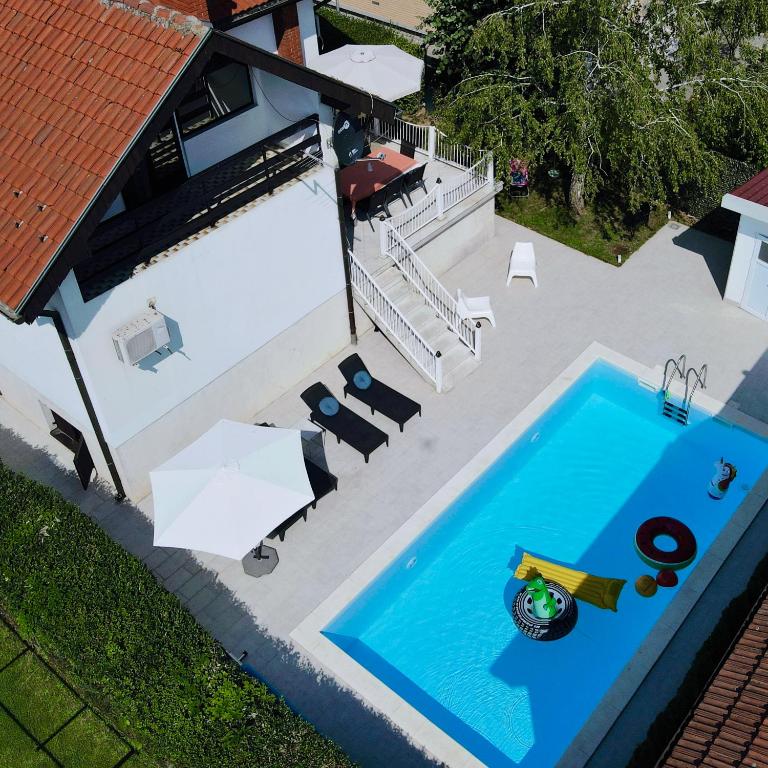 Bazén v ubytování Villa Mina Kladovo, 5-Bedroom Villa with Pool for up to 12 People nebo v jeho okolí