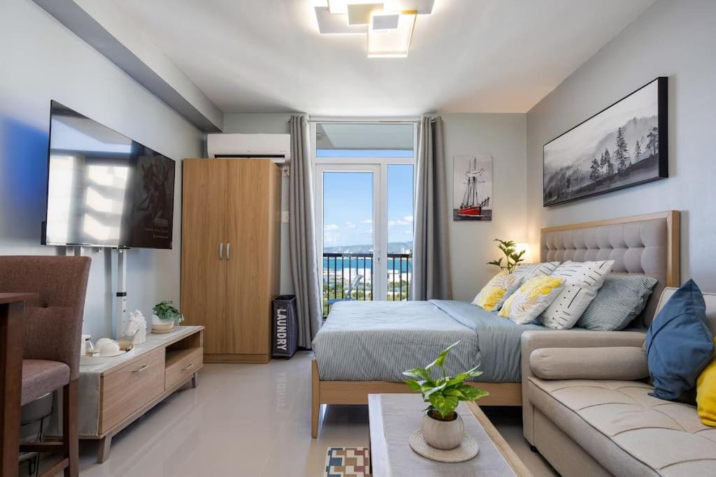 Χώρος καθιστικού στο Azure Haven - Near Airport - Hot Shower - Cozy with Balcony 16th Flr unit 1623 bldg 102