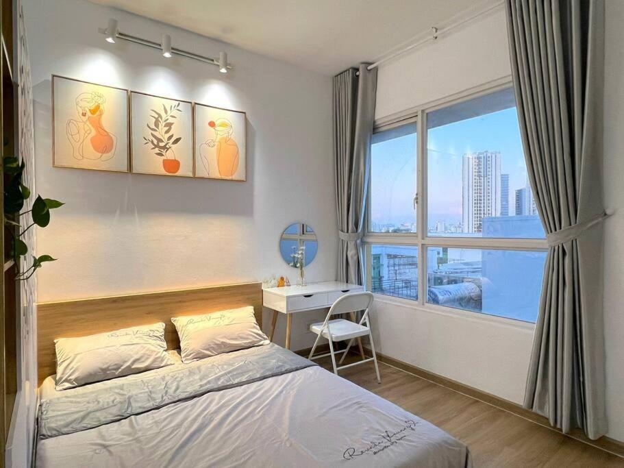 - une chambre avec un lit, un bureau et une fenêtre dans l'établissement Charmington La Pointe Studio D10-City Sunshet View, à Hô-Chi-Minh-Ville
