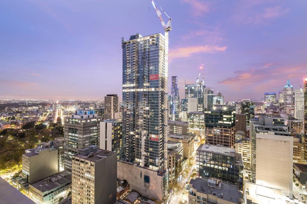 een uitzicht op de skyline van de stad met hoge gebouwen bij Skyline Treat Apt in Middle of Shopping Haven in Melbourne