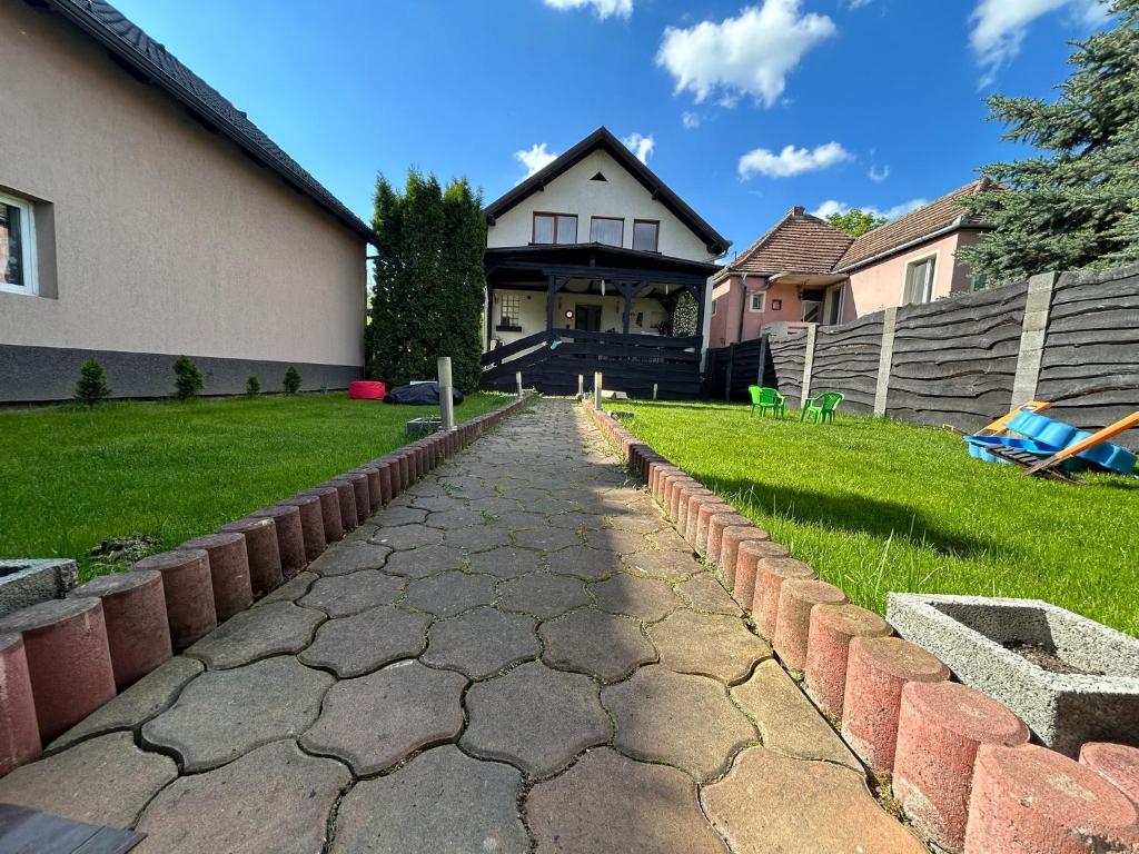 un camino de piedra frente a una casa en Vik's Home, en Sighişoara