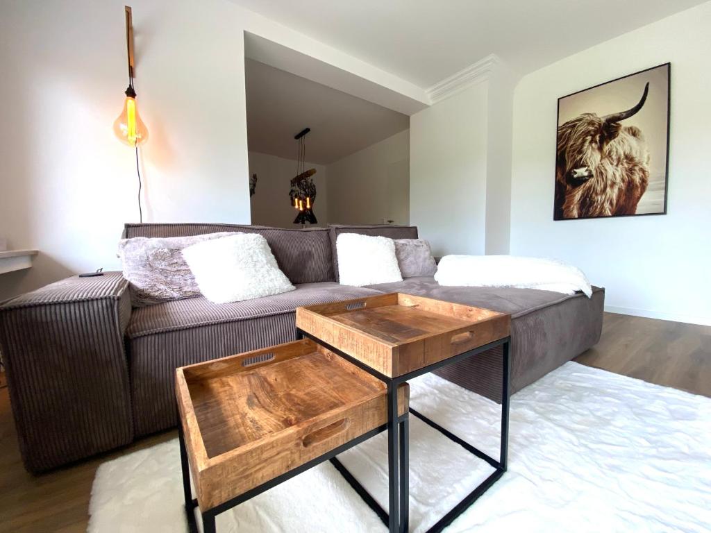 uma sala de estar com um sofá e uma mesa em 2Br freeParking DUS Airp DUS Ess NTFLX em Wuppertal