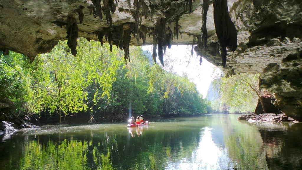 Un groupe de personnes dans un bateau dans une rivière dans l'établissement Lanlay Home Stay Krabi, à Ao Luk