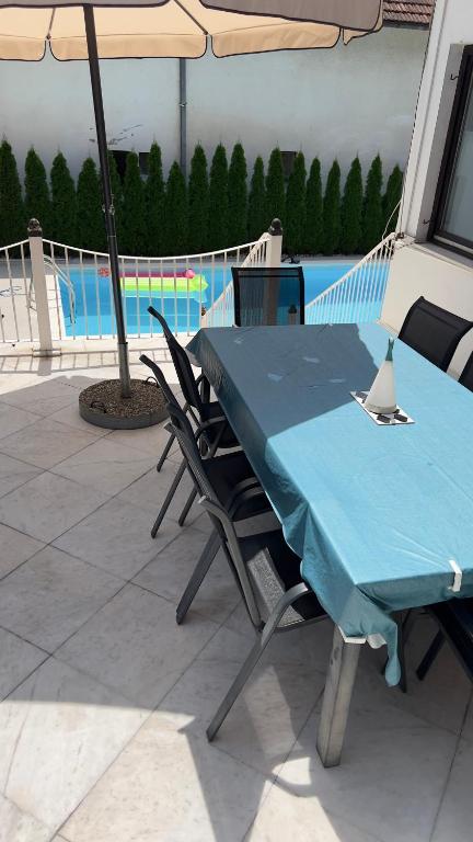 Bazén v ubytování Villa Mina Kladovo, 5-Bedroom Villa with Pool for up to 12 People nebo v jeho okolí