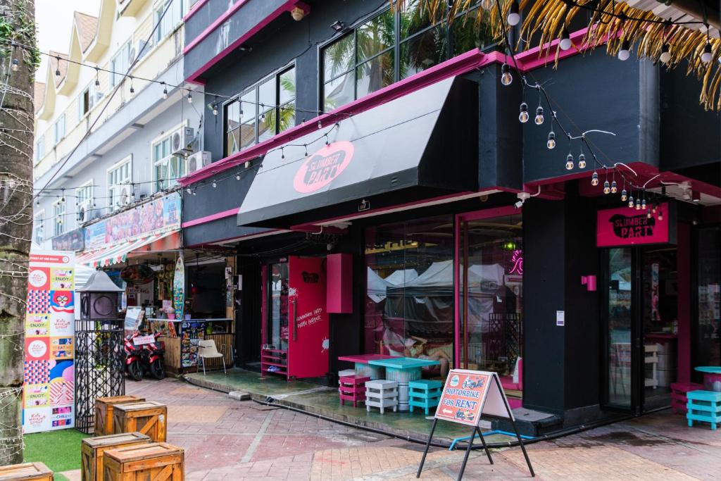 un negozio con tavoli e sedie in una strada di Slumber Surf Phuket Kata a Kata Beach