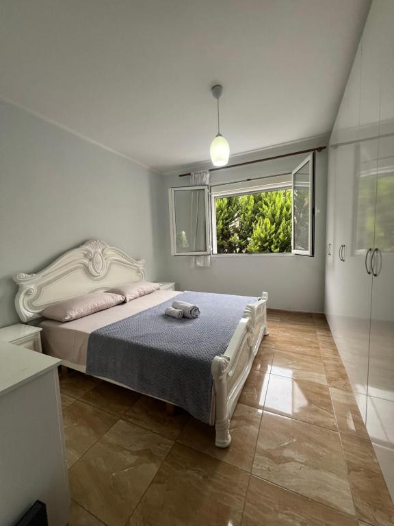 Tempat tidur dalam kamar di Tirana Art_Apartment 2
