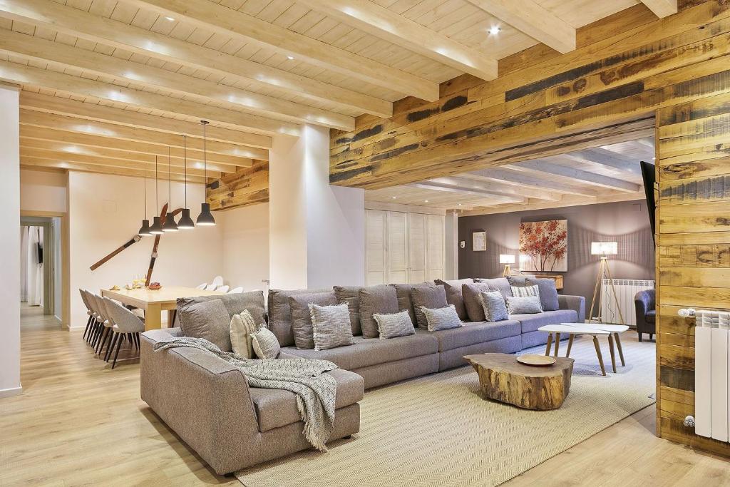 salon z kanapą i stołem w obiekcie Luderna - Apartamento Val de Ruda E4 de Marimanha w mieście Baqueira-Beret