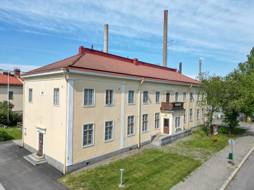 an old white building with a red roof at Vanha Postitalo in Varkaus