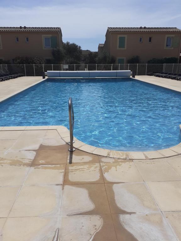 Kolam renang di atau di dekat Sous le soleil des Alpilles