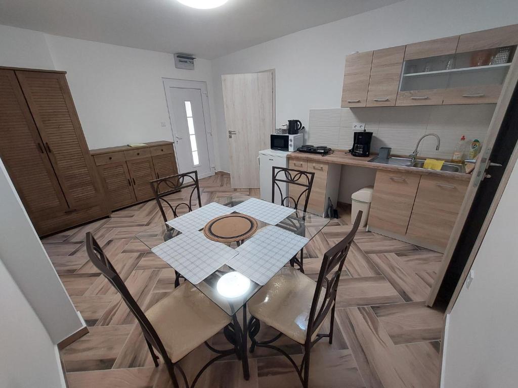 Kuchyňa alebo kuchynka v ubytovaní Szépasszonyvölgy Apartman