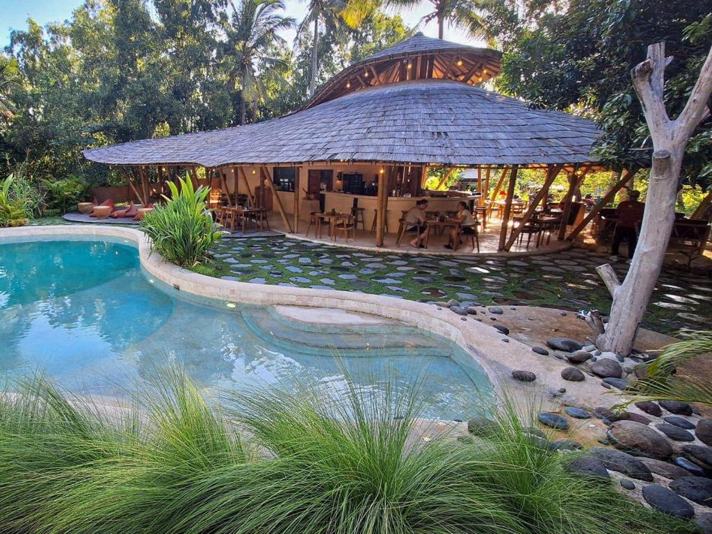 een huis met een paviljoen en een zwembad bij Nusava Boutique Hotel in Nusa Penida