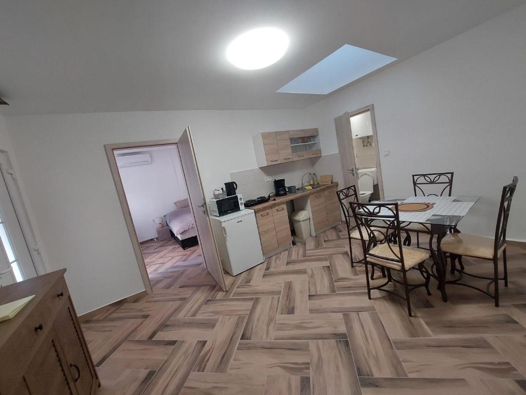 Kuchyňa alebo kuchynka v ubytovaní Szépasszonyvölgy Apartman