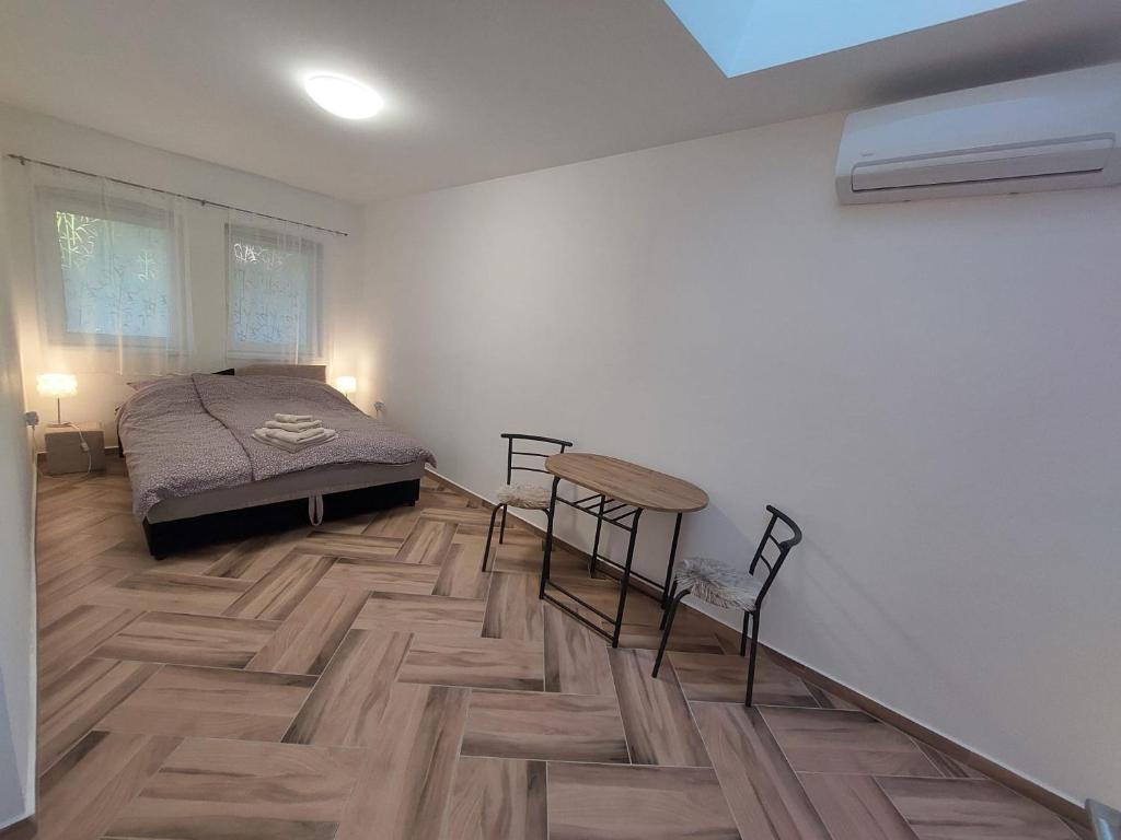 Posteľ alebo postele v izbe v ubytovaní Szépasszonyvölgy Apartman