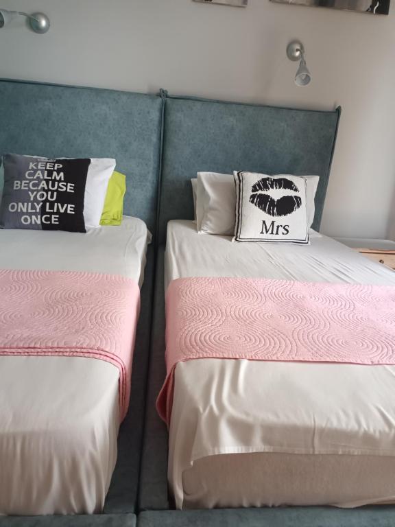 Postel nebo postele na pokoji v ubytování Art Studios Benitses