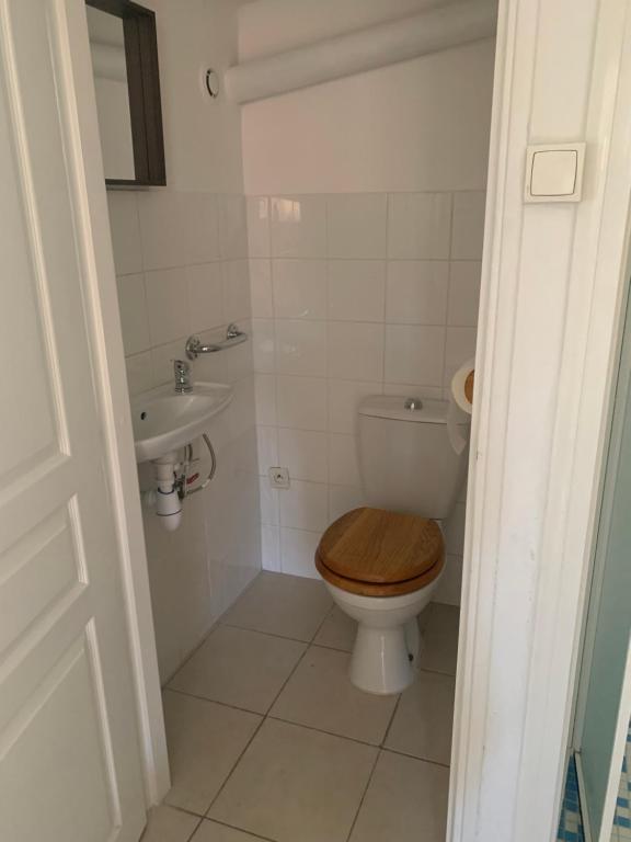 La salle de bains est pourvue de toilettes et d'un lavabo. dans l'établissement Studio martigues, à Martigues