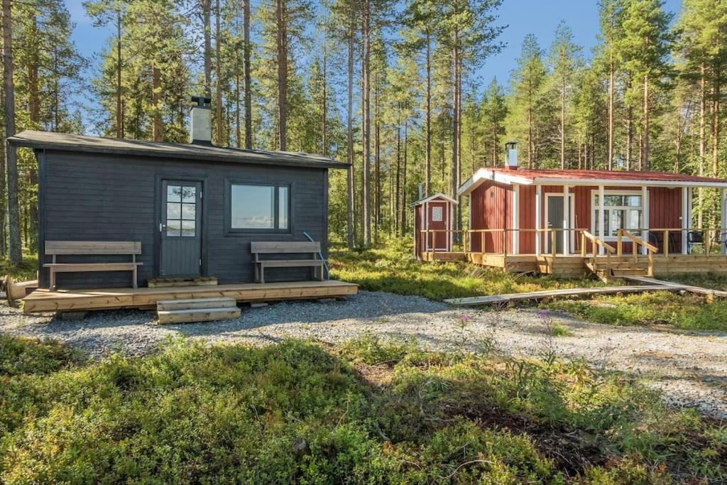Puutarhaa majoituspaikan Aurora Cottage Otsola - A Cozy Lakefront Wilderness Hideaway, Less Than an Hour from Rovaniemi ulkopuolella