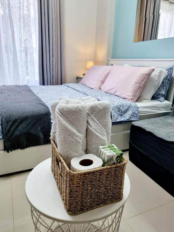 Postel nebo postele na pokoji v ubytování Staycation @ Crosswinds Tagaytay
